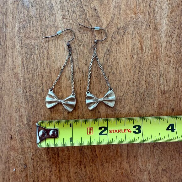 Adorable Modcloth gold-tone bow dangly chain earrings - Picture 6 of 6